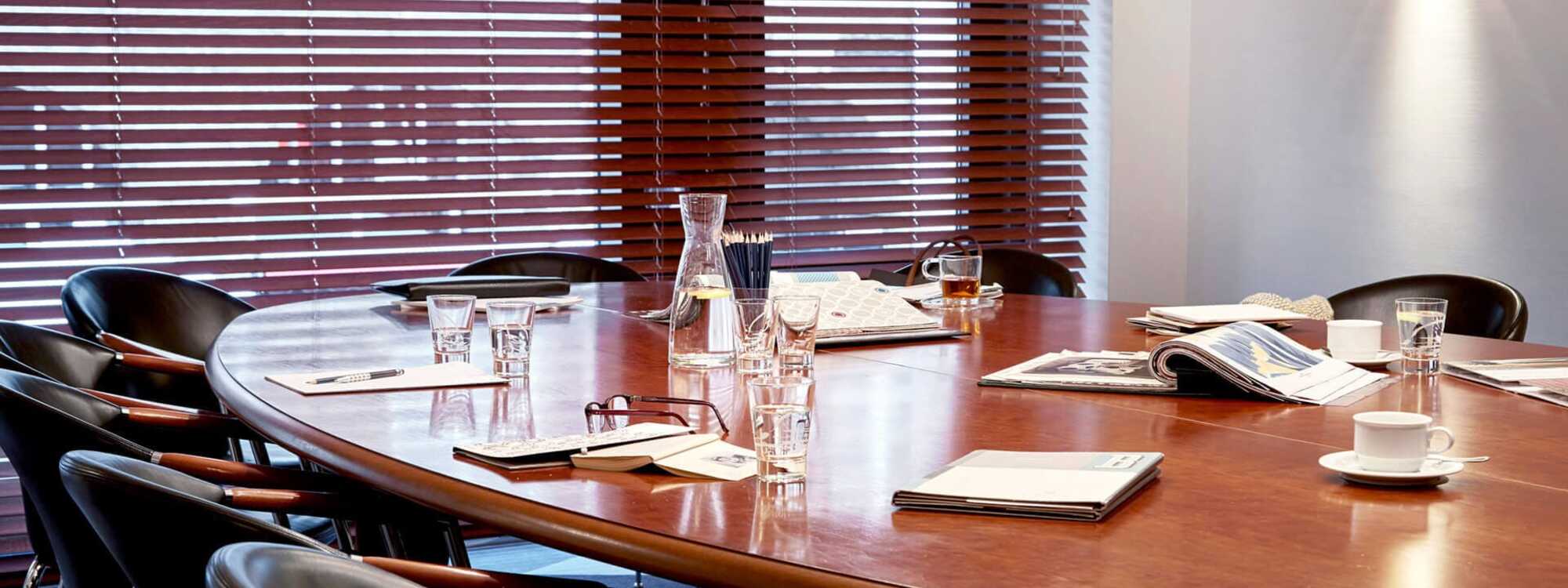 Ovale Tafel im Tagungsraum 3 mit Tageslicht
