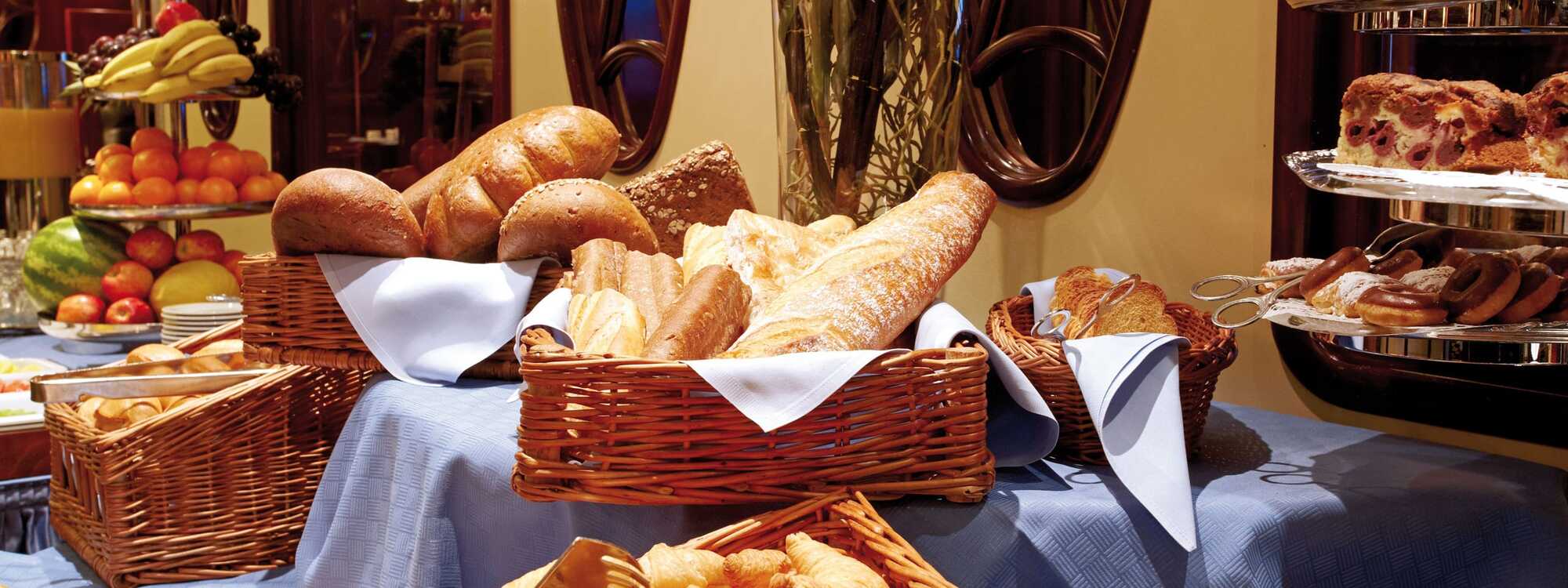 Frühstücksbuffet mit Brötchen, Croissants und Obst im Seaside Park Hotel