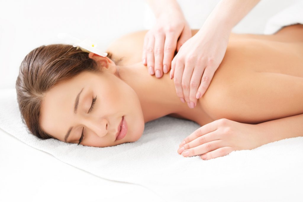 Massage-Anwendung bei einer jungen Frau